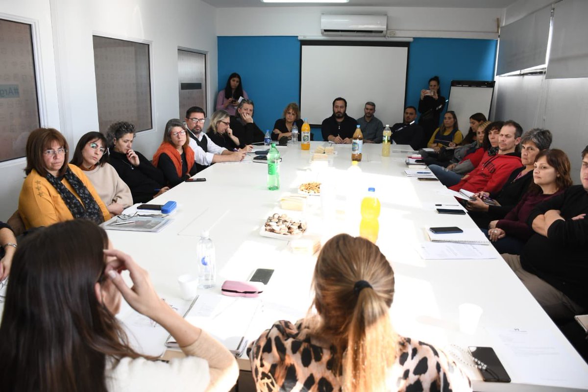 munimoron's tweet photo. Capacitamos moronenses para sumarse a las industrias locales.
Llevamos adelante el encuentro #COPRET con autoridades de @BAeducacion , Formación Laboral Municipal y representantes del sector productivo para analizar necesidades del sector y planificar capacitaciones. https://t.co/OIm2HKwdRe