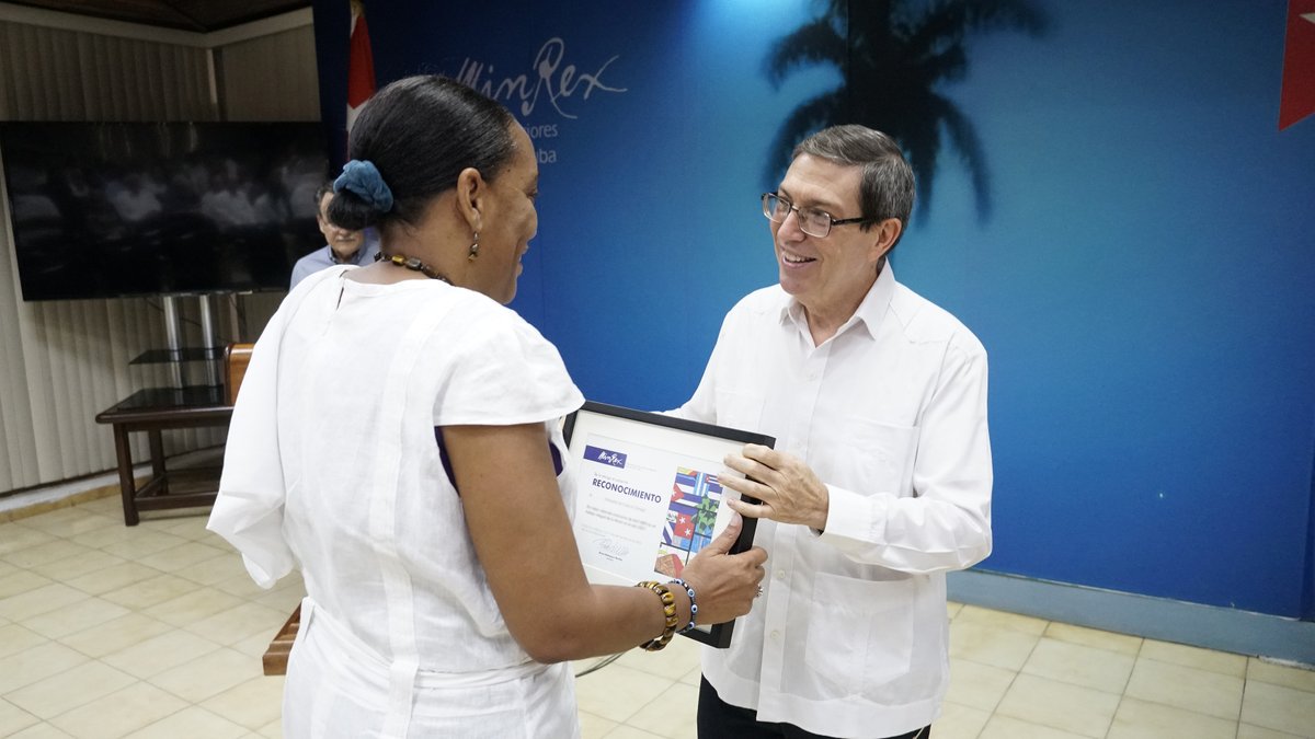 BrunoRguezP's tweet photo. Concluye reunión anual de Jefas y Jefes de Misiones cubanas en el exterior, tras jornadas de provechosos intercambios, con compromiso renovado de dar continuidad a la #DiplomaciaRevolucionaria y representar a nuestro digno y heroico pueblo

Reconocimos a colectivos más destacados https://t.co/nxouQAMZ3q