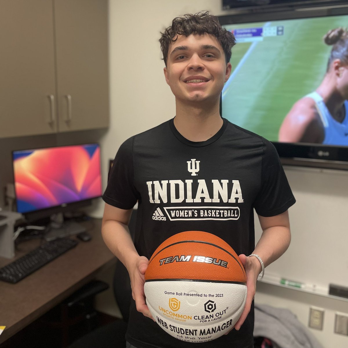 Congrats to our guy Tyler on being named the <a href="/uncommonsg/">Uncommon Sports Group</a> WBB student manager of the year! 🏆