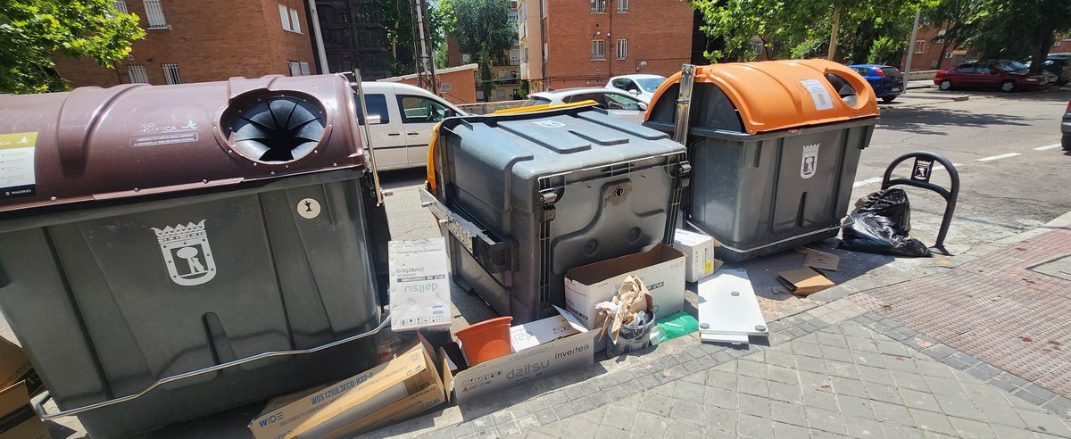 jj_vane's tweet photo. Carabanchel is dferent... Diferente a los barrios de la zona norte...@IdiazAyuso @AlmeidaPP_ VERGUENZA ME DARIA @Solucionya @MADRID @Lineamadrid Fotos de cada calle del barrio de comillas @AvComillas  @abandonobarriodelsur https://t.co/0jJrcSHiFX