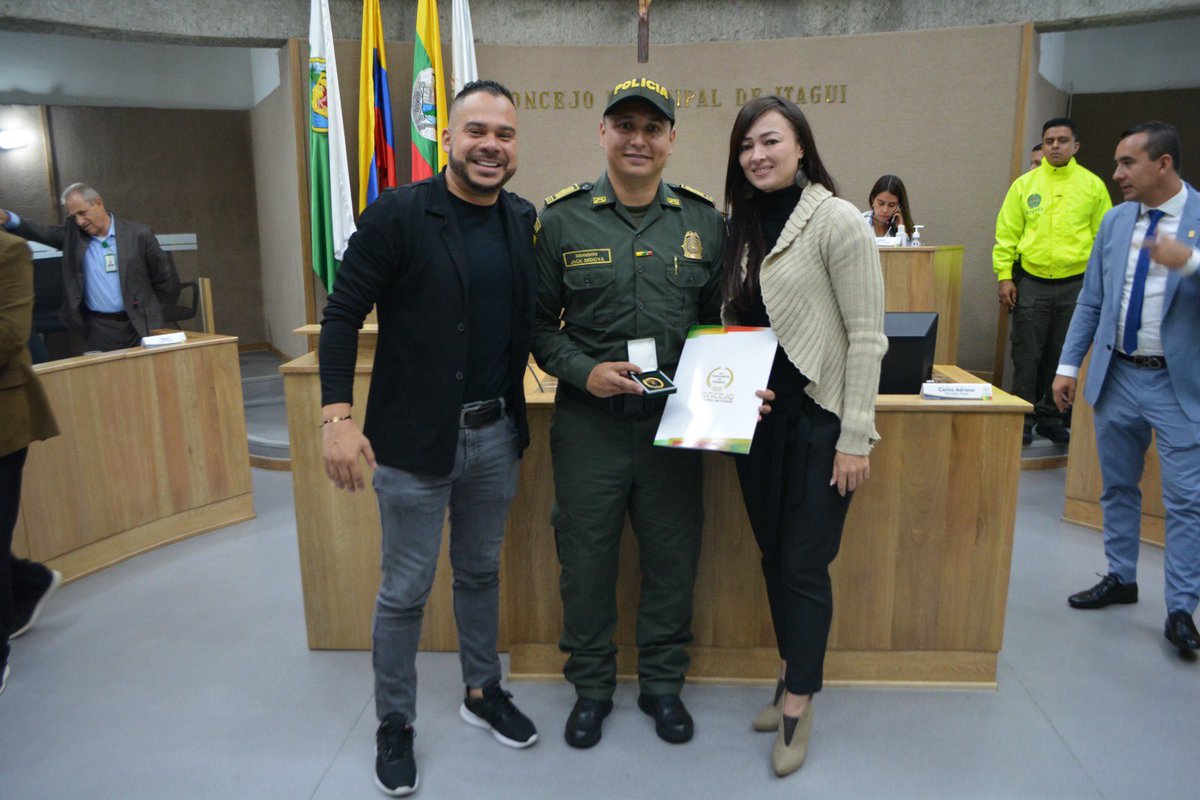 CDAVIDOSORIO's tweet photo. Apoyo total para nuestra fuerza pública, hoy más que nunca, orgulloso de nuestros policías y soldados, en ellos se sustenta nuestro estado, la democracia y el futuro de la nación. https://t.co/N9IE3Bx9oc