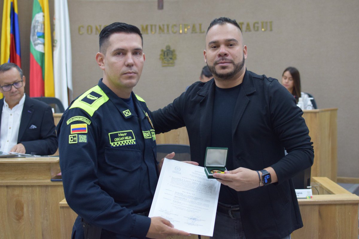 CDAVIDOSORIO's tweet photo. Apoyo total para nuestra fuerza pública, hoy más que nunca, orgulloso de nuestros policías y soldados, en ellos se sustenta nuestro estado, la democracia y el futuro de la nación. https://t.co/N9IE3Bx9oc