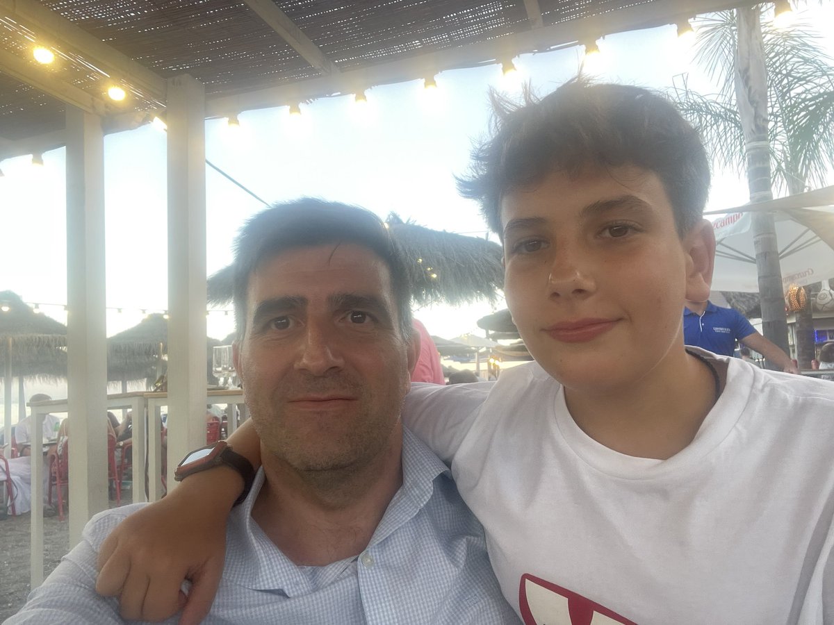 pelendinez's tweet photo. #JustOnTime

Después de una magnífica jornada organizada por @INDEPF en #CampoDeCriptana y donde hemos estado dos días haciendo #MasVisibles las #EnfermedadesRaras y #PocoFrecuentes he llegado a tiempo para celebrar mi cumpleaños! 🎉🎁 

La familia y los amigos, el mejor tesoro. https://t.co/mFCFxgDrv7