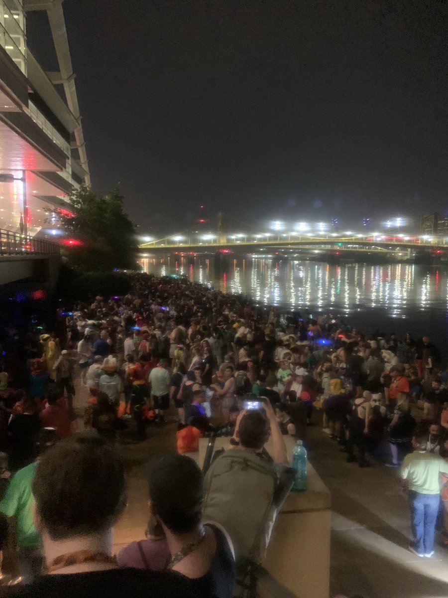 thejaiwolf's tweet photo. @anthrocon @LionelLeupold the riverfront was the post-con day vibe every night. the little dancing fox was the cherry on top. 

@Dangerfox @TheHearthFox https://t.co/l9d1InWx2G