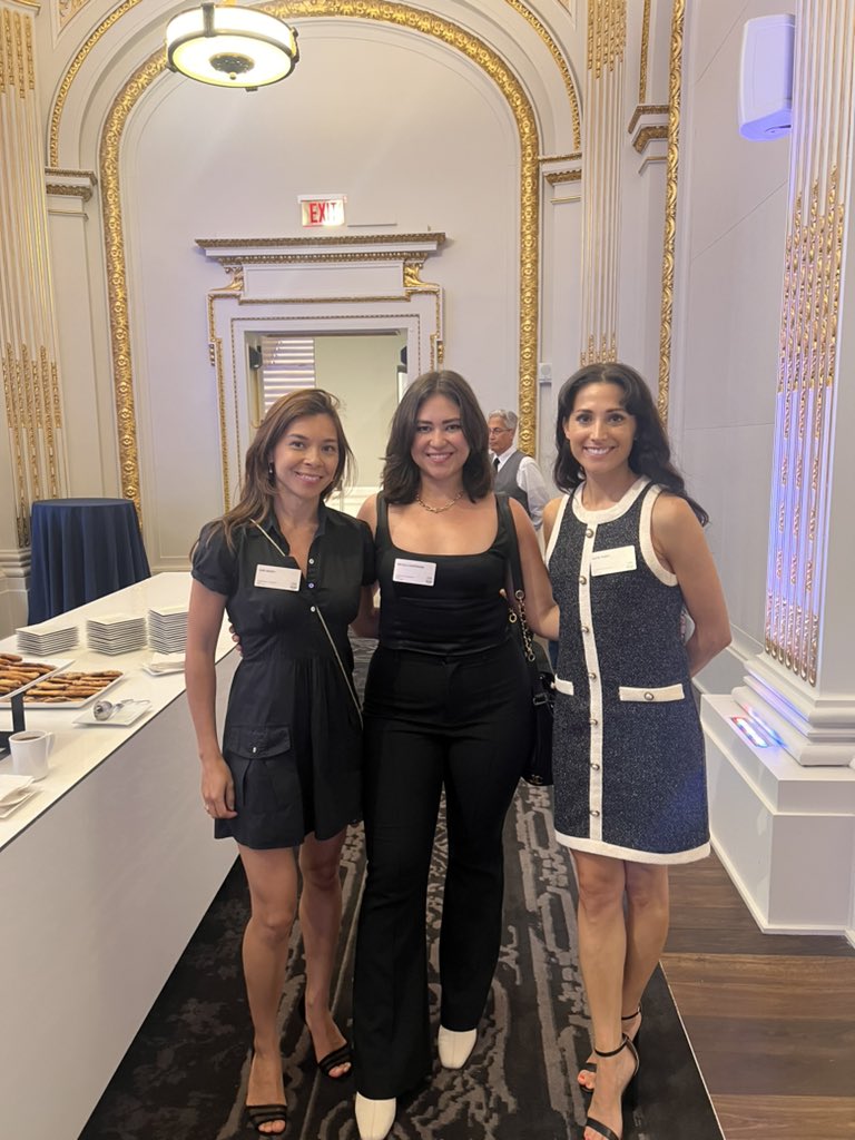 nicolecasperson's tweet photo. Name a better trio, I’ll wait 

@AnnBerry_NYC 
@katieeperry 
@NYSE 
@cloutyio https://t.co/eQMqPr1MWU