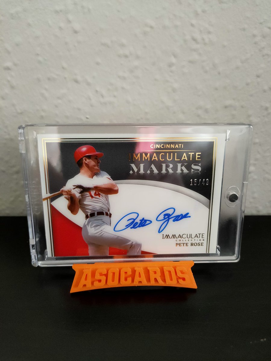asocards's tweet photo. Un asociado nos enseña este cartonazo.

Pete Rose, ganador de 3 Series Mundiales en los 70 con los Reds y record de hits en MLB con 4256 son embargo no está en el HOF. #infocards

Regalamos GIF a quien acierte el porqué. #Asocards https://t.co/MrvYizXtE0