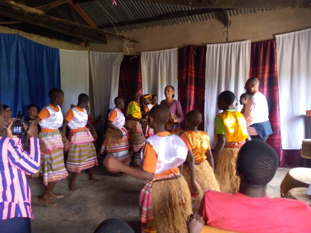 wellsofhope's tweet photo. Today we were elated as friends led by Antonette Sotelo from Shepherd Church USA interacted with the children at Wells of Hope Junior and Hope High Schools. The visitors and children mingled in traditional dance presentations from Central and Eastern Uganda. https://t.co/1AeLKK0OM7