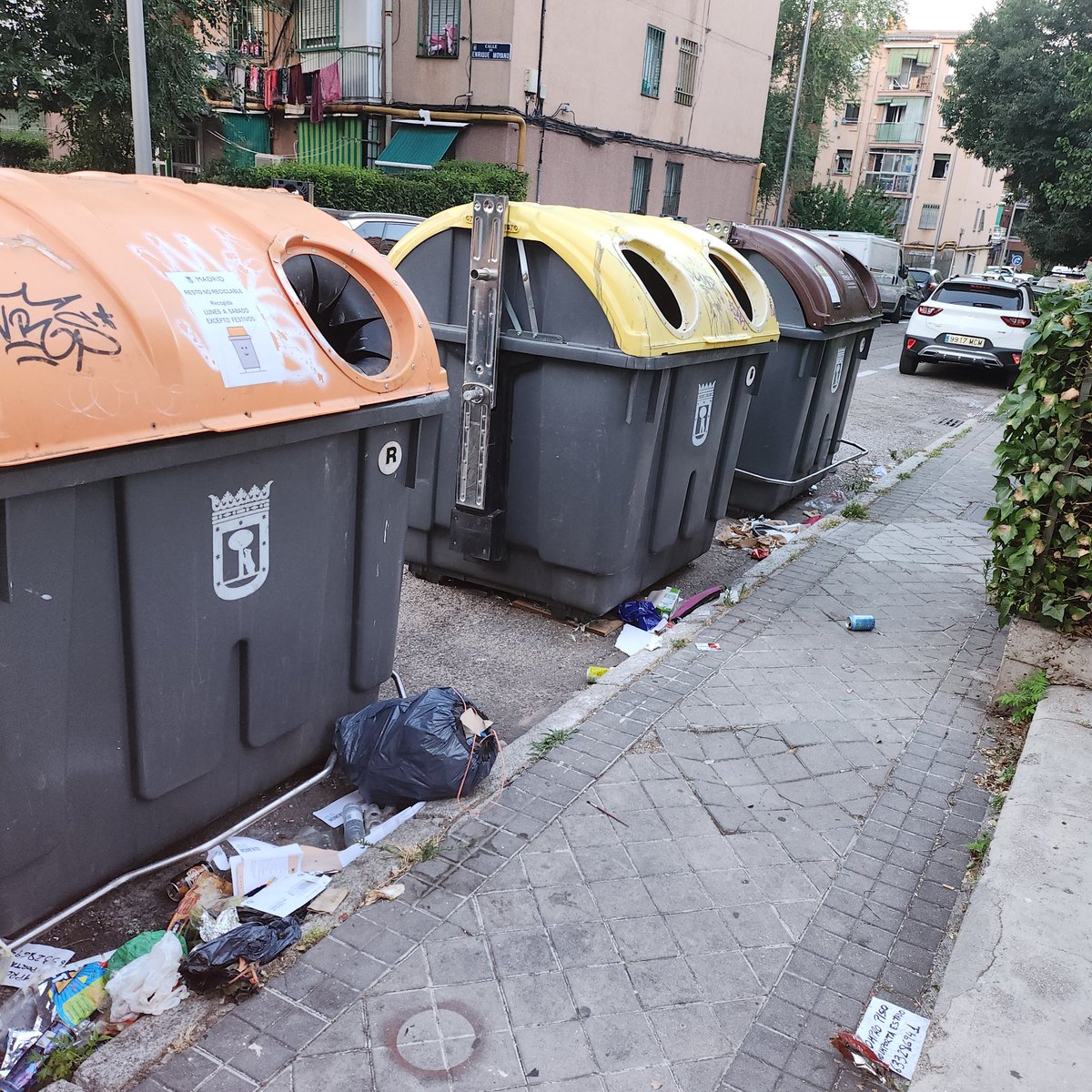 jj_vane's tweet photo. Carabanchel is dferent... Diferente a los barrios de la zona norte...@IdiazAyuso @AlmeidaPP_ VERGUENZA ME DARIA @Solucionya @MADRID @Lineamadrid Fotos de cada calle del barrio de comillas @AvComillas  @abandonobarriodelsur https://t.co/0jJrcSHiFX