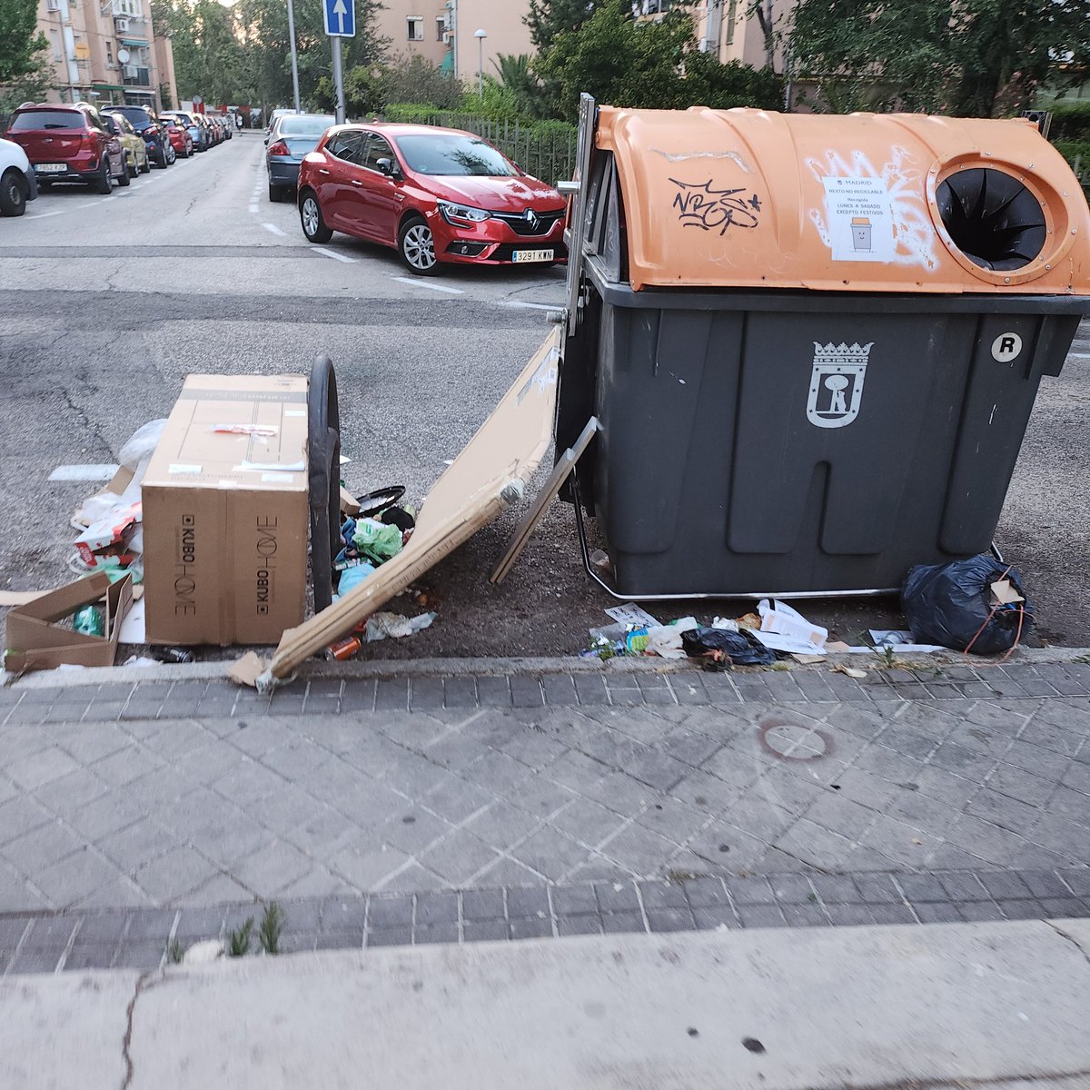 jj_vane's tweet photo. Carabanchel is dferent... Diferente a los barrios de la zona norte...@IdiazAyuso @AlmeidaPP_ VERGUENZA ME DARIA @Solucionya @MADRID @Lineamadrid Fotos de cada calle del barrio de comillas @AvComillas  @abandonobarriodelsur https://t.co/0jJrcSHiFX