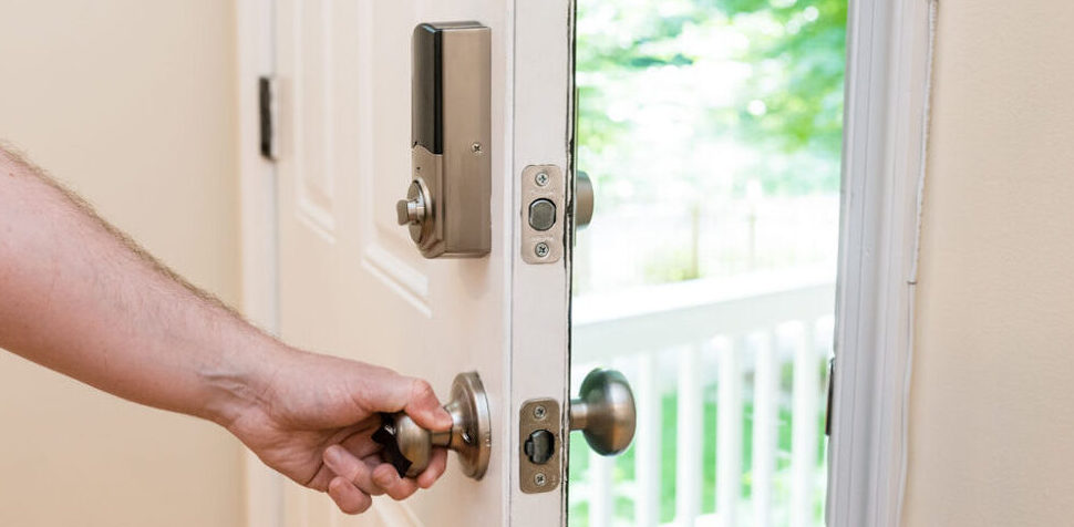 JoynerSpitzner's tweet photo. Whether you're new or seasoned when it comes to #smartlocks, this #techguide has some advice for you.  https://t.co/kyXj94segA https://t.co/KBp1lT2uOu