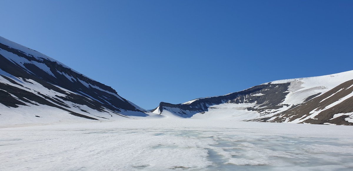 Down to 'only' 14 degrees in the High Arctic today 🥵🥵working on a glacier called Longyearbreen today, a location we also take our final year students on our High Arctic fieldcourse to provide training in Arctic fieldwork skills @HertsGEP @UniofHerts