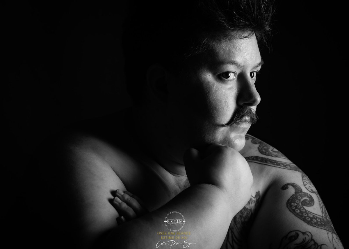 Ancora 

D’autres shootings à découvrir ici : celinepivoineyes.com/seance-photo-p…

 📩 Infos &amp; tarifs en ligne 

#estimedesoi #femmephotographe  #portrait #celinepivoine   #acceptersoncorps  #estim #montreuil93 #studiophoto #rondeur #queer #nonbinaire #queerandfat #noiretblanc #moustache