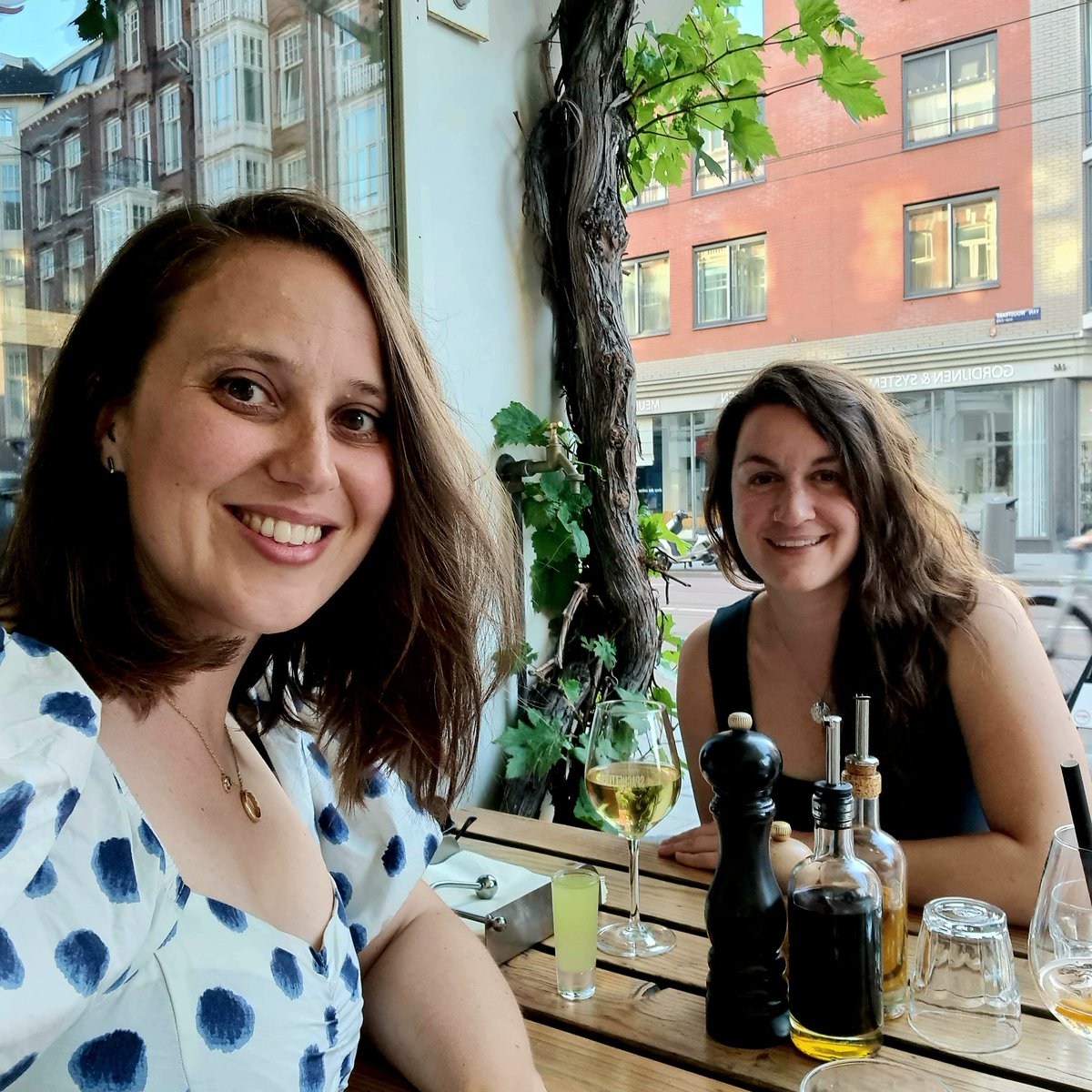 paingeeks's tweet photo. We are @C_Petrides (R) and @laurarathbone (L) and together we manage the @paingeeks community and curate the readings, discussions and interviews for the #SuperGeeks
We are fascinated by pain and dedicated to learning as much as we can about pain through the humanities & science https://t.co/A6LEh7qnhX
