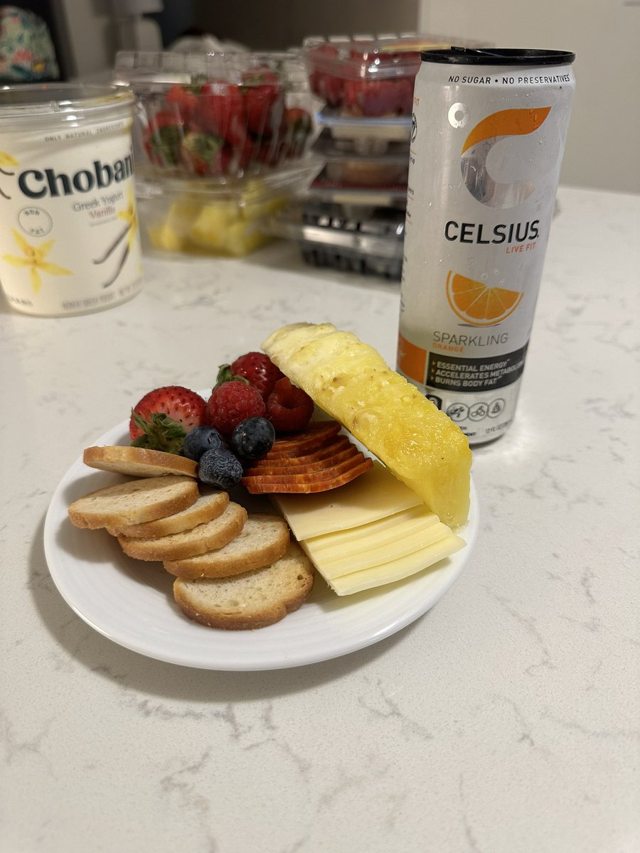 GamerMom4TN's tweet photo. When youโre living out of a hotel for a week but youโre trying to be fancy.
#fancyliving #Run4Roses #ttp27black #tnteampride @a_harris2027 https://t.co/pgoPs3Vg25