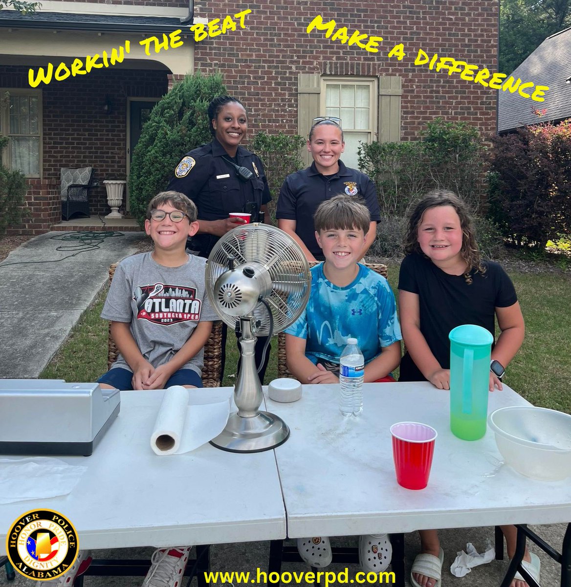 HooverPD's tweet photo. #FeelGoodFriday
“Never get tired of doing little things for others, sometimes those little things occupy the biggest parts of their hearts.”
Sometimes, ‘workin the beat’ is stopping to get some lemonade. 🍋🥤
#hooverpd #WorkinTheBeat #communityengagement #itsthelittlethings https://t.co/kTPYBThk4k