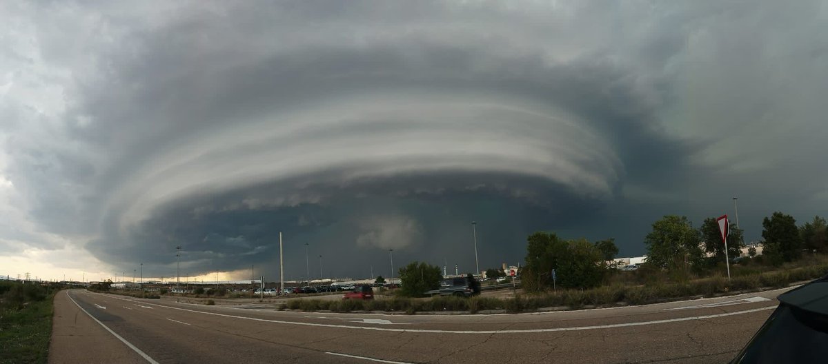 Nos mandan esto de cerca de #Zaragoza 😱😱😱😱😱

Una supercélula con mesociclón