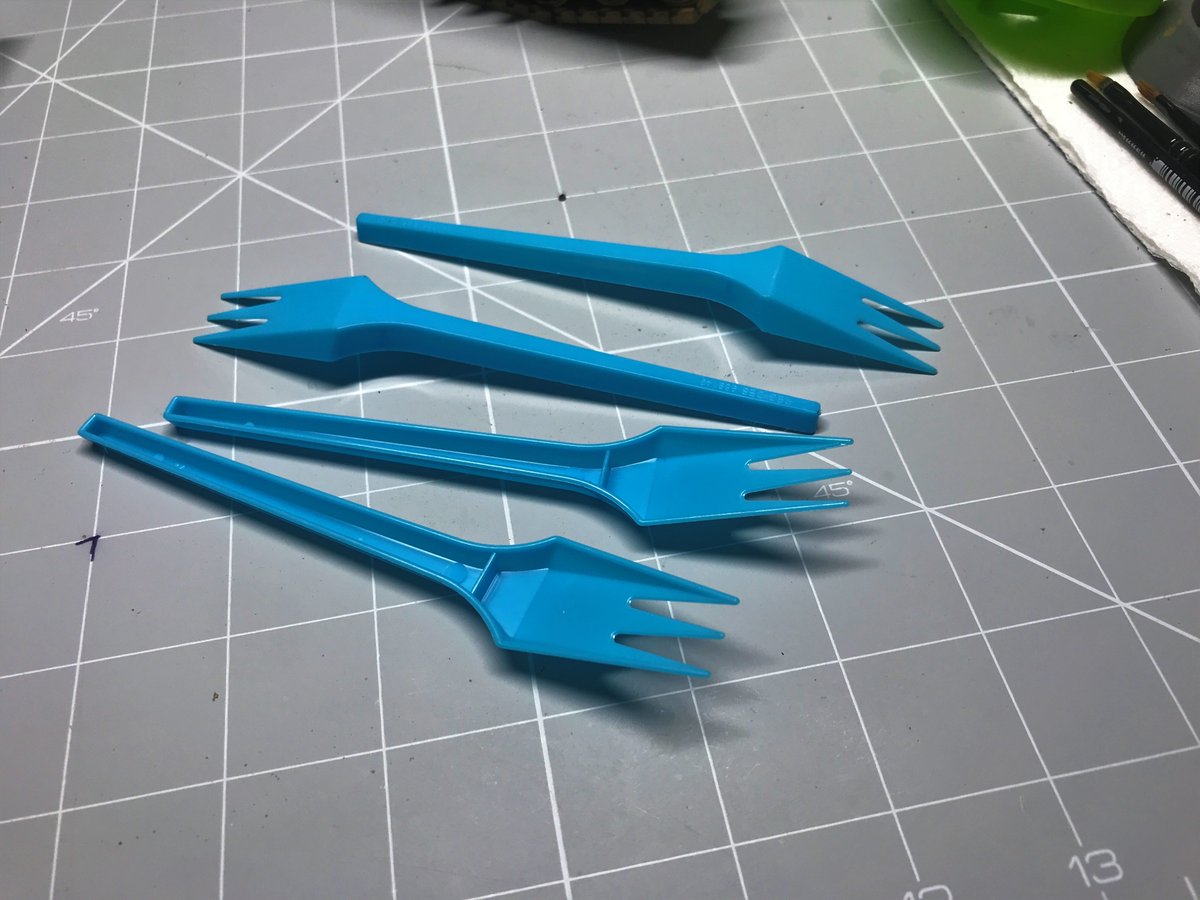 gurufoxx's tweet photo. Was getting the Bluey car ready for priming for tonight when I spied these in a kitchen drawer. There was a lightbulb, and now thanks to my my local chippy the car has simple door details!
#Bluey #customising #repaintingtoys #ModelmakingGuru #paintingmodels #toys https://t.co/vHl3Z2xZuv