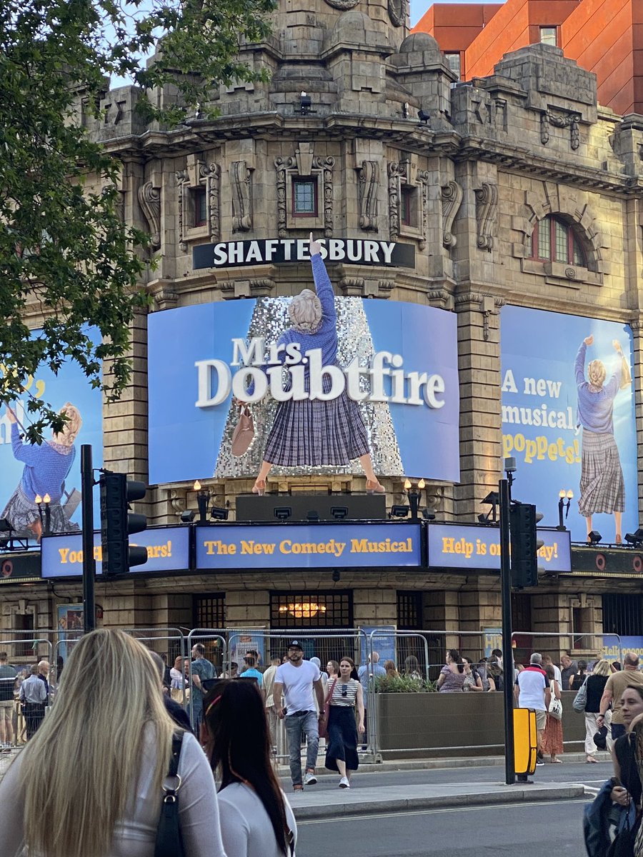 ljreeve's tweet photo. So excited to be at @DoubtfireUK tonight. Iβve wanted to see this show ever since I heard it was on Broadway. Thanks to theatre tokens I discovered I had, tonight didnβt cost me a penny. #HelpIsOnTheWayDear https://t.co/30lWGZLvKh