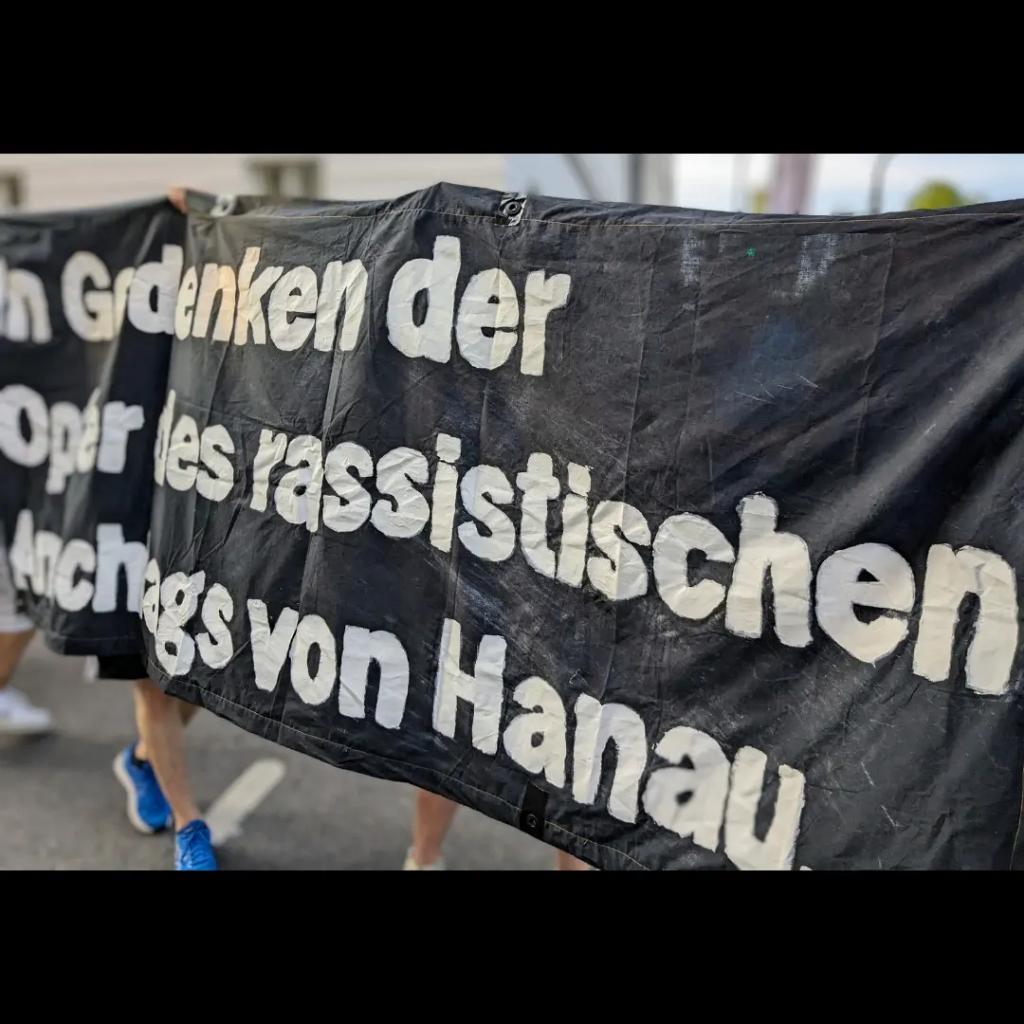 Keine Gerechtigkeit ohne Konsequenzen!

Gemeinsam mit 300 solidarischen Menschen sind wir heute nach dem Ende des #UNAhanau in Wiesbaden auf die Straße gegangen.

#HanauIstUeberall #KeinVergessen #RechtenTerrorStoppen