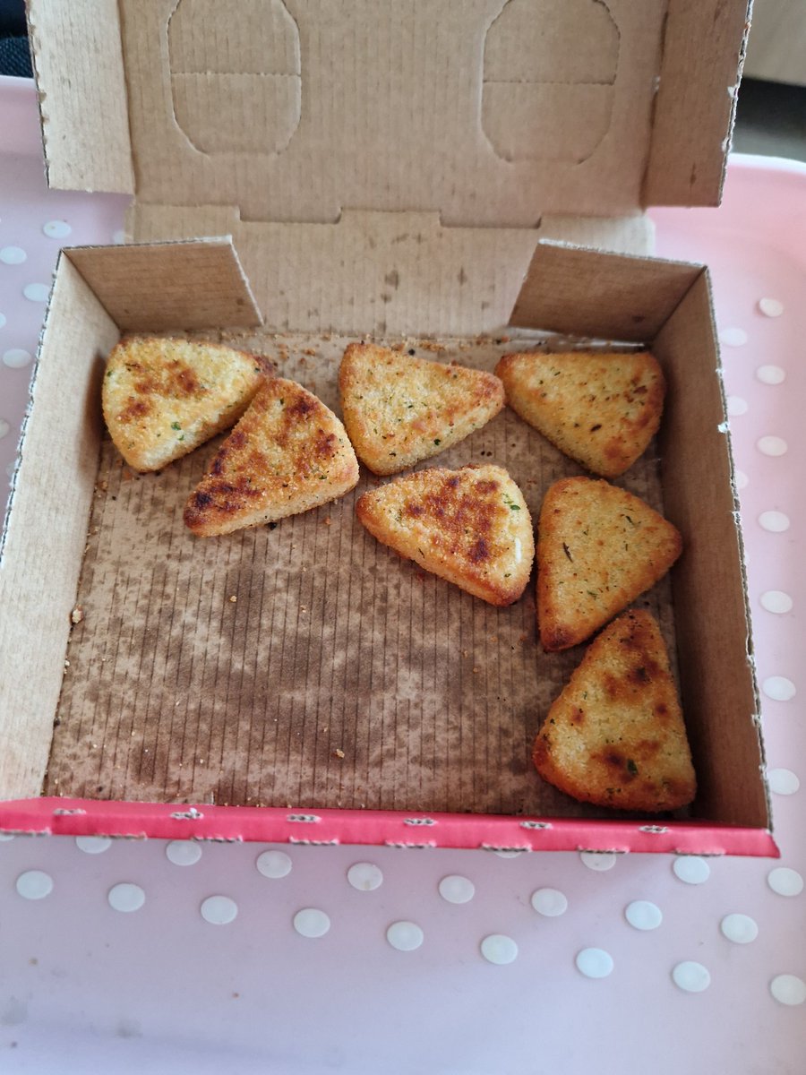 Nadine_MrsSpoon's tweet image. OMG @pizzahutdeliver are so bad. phoned to say that they don't have the mac n cheese &amp;amp; asked if I wanted the cheese triangles as a replacement. I said that I didn't like them so when asked what I wanted Instead I said the chicken strips..look what they sent #FFS #NotTheFirstTime