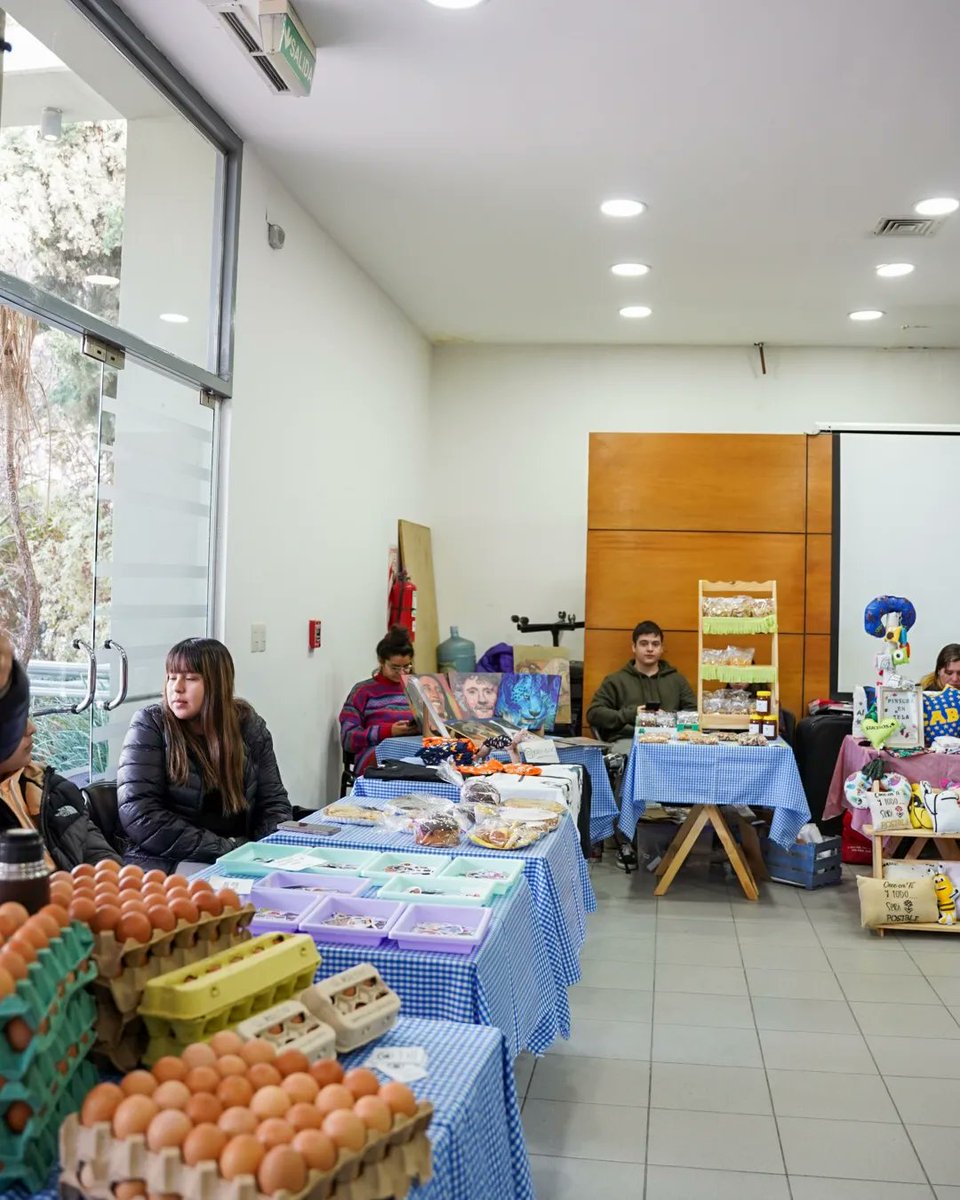 sofiasanucci's tweet photo. 📣 Visitamos a las y los emprendedores de la #FeriaGerminar 🌱 que se realizó en el Auditorio de Casa de Gobierno. Deleitamos y conocimos nuevos productos hechos por jóvenes entre 18 a 35 años, acompañando la empleabilidad y las oportunidades en las juventudes 👩‍🔧👨‍🌾👩‍🍳 https://t.co/24CNPEauJF