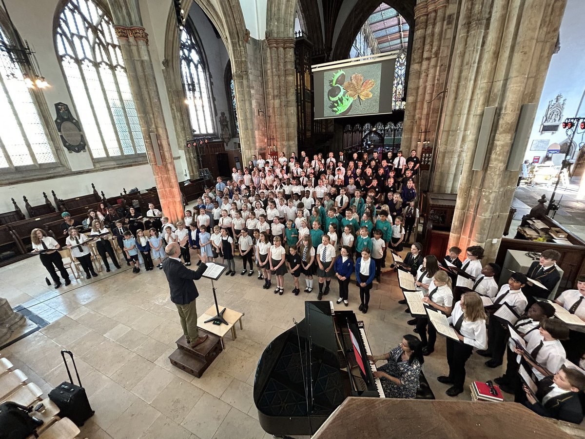 “Cabinet maker, could you craft me a conker?” Love this pic of today’s joyous music making in @HullMinster with the young singers @DRETmusic. Congrats to them all, and to @sgtoyne and his team for bringing us all together. @JackieMorrisArt @RobGMacfarlane #thelostwords