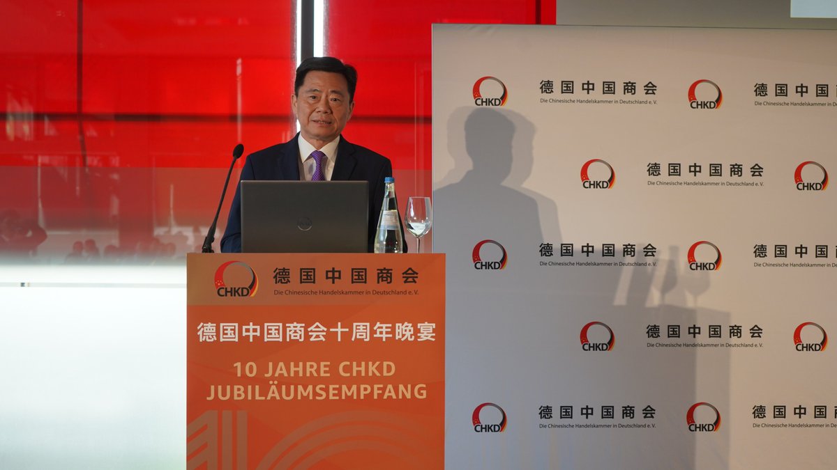 ChinaEmbGermany's tweet photo. 1/4 Wu weist darauf hin, dass die Instabilität und Unsicherheit in der Welt im Vergleich zu vor zehn Jahren nicht ab-, sondern zugenommen haben. Irrationale Rufe nach „#Entkopplung“ und „#Entflechtung“ unter dem Vorwand von Sicherheitsrisiken sind allgegenwärtig. https://t.co/l56bD4wB4R