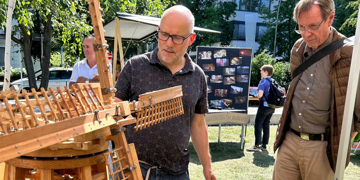 GrueneBVVCW's tweet photo. Das Bäcker:innenhandwerk stellt sich den Herausforderungen der Nachhaltigkeit: traditionelle Verfahren, Regionalität, Bio-Qualität.@AnsgarGusy und Bezirksverordneter Herbert Nebel im Austausch mit den Handwerksmeister*innen am #Steinplatz #SBNE #BACW #17ziele #SDG @ihkberlin https://t.co/xcLHfkK9Z5