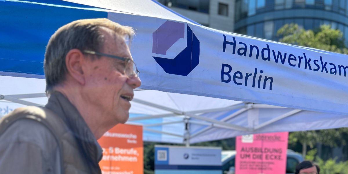 GrueneBVVCW's tweet photo. Das Bäcker:innenhandwerk stellt sich den Herausforderungen der Nachhaltigkeit: traditionelle Verfahren, Regionalität, Bio-Qualität.@AnsgarGusy und Bezirksverordneter Herbert Nebel im Austausch mit den Handwerksmeister*innen am #Steinplatz #SBNE #BACW #17ziele #SDG @ihkberlin https://t.co/xcLHfkK9Z5