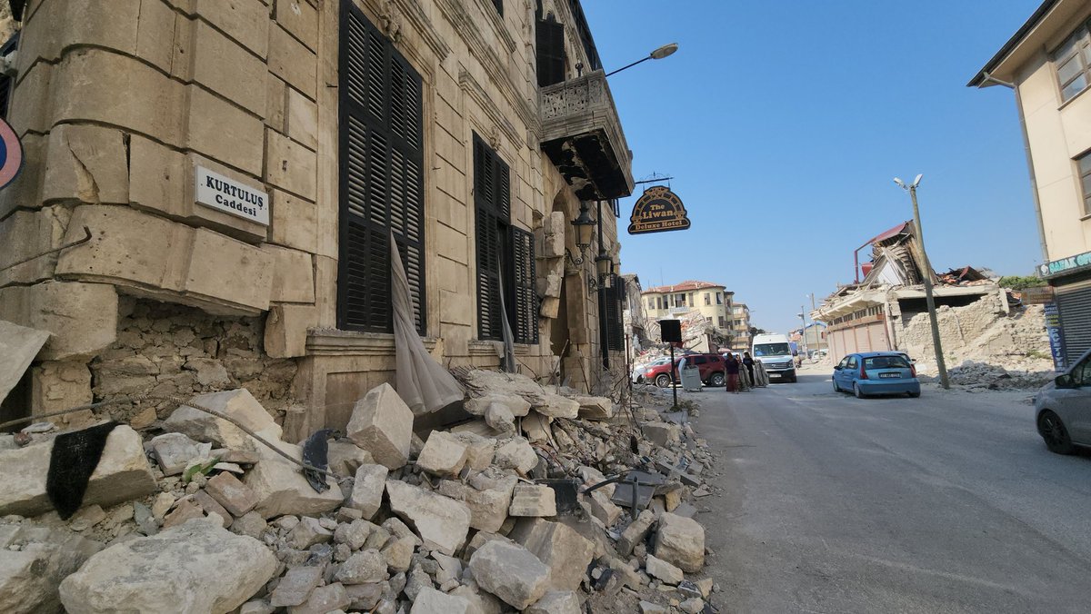 serapcomertoglu's tweet photo. Depremin 150.gününde enkazlardan cesetler çıkmaya devam ediyor.Hatay'ın Kurtuluş caddesinde molozlardan hurda toplayan iki çocuğun, durumu esnafa bildirmesiyle bölgeye ekiplerin geldiği ve cenazenin alındığı kaydedildi. Sit alanı olan bölgede  girilmemiş çok sayıda sokak mevcut https://t.co/ZFiyeuh49H