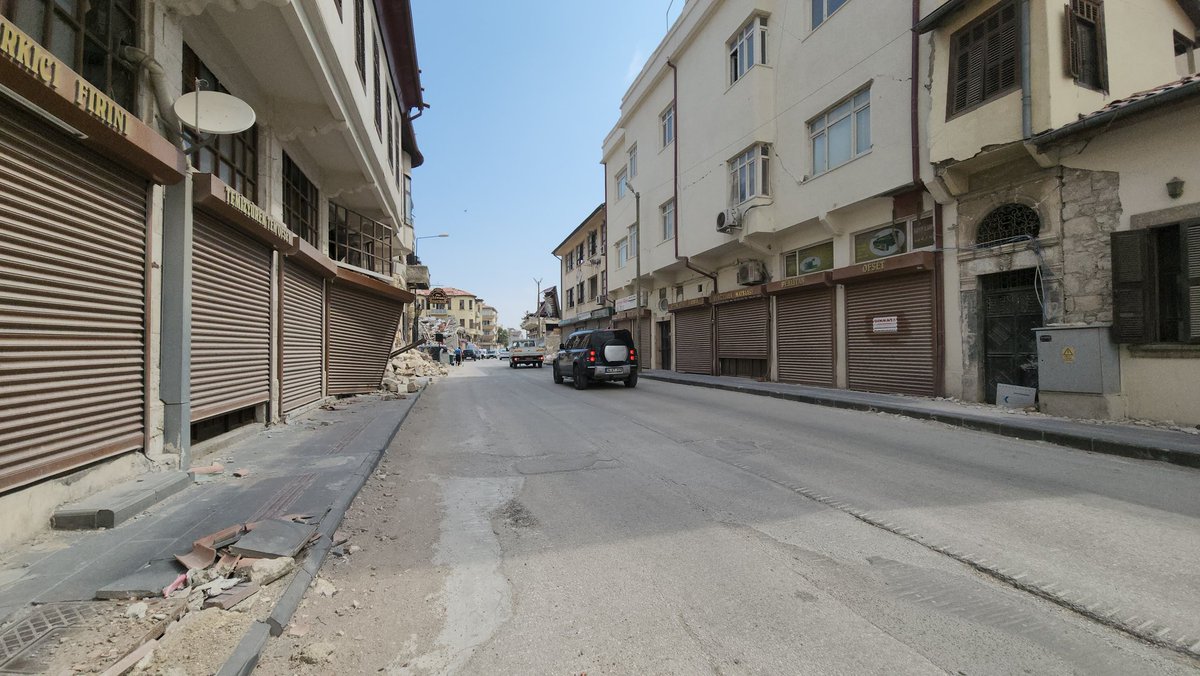 serapcomertoglu's tweet photo. Depremin 150.gününde enkazlardan cesetler çıkmaya devam ediyor.Hatay'ın Kurtuluş caddesinde molozlardan hurda toplayan iki çocuğun, durumu esnafa bildirmesiyle bölgeye ekiplerin geldiği ve cenazenin alındığı kaydedildi. Sit alanı olan bölgede  girilmemiş çok sayıda sokak mevcut https://t.co/ZFiyeuh49H