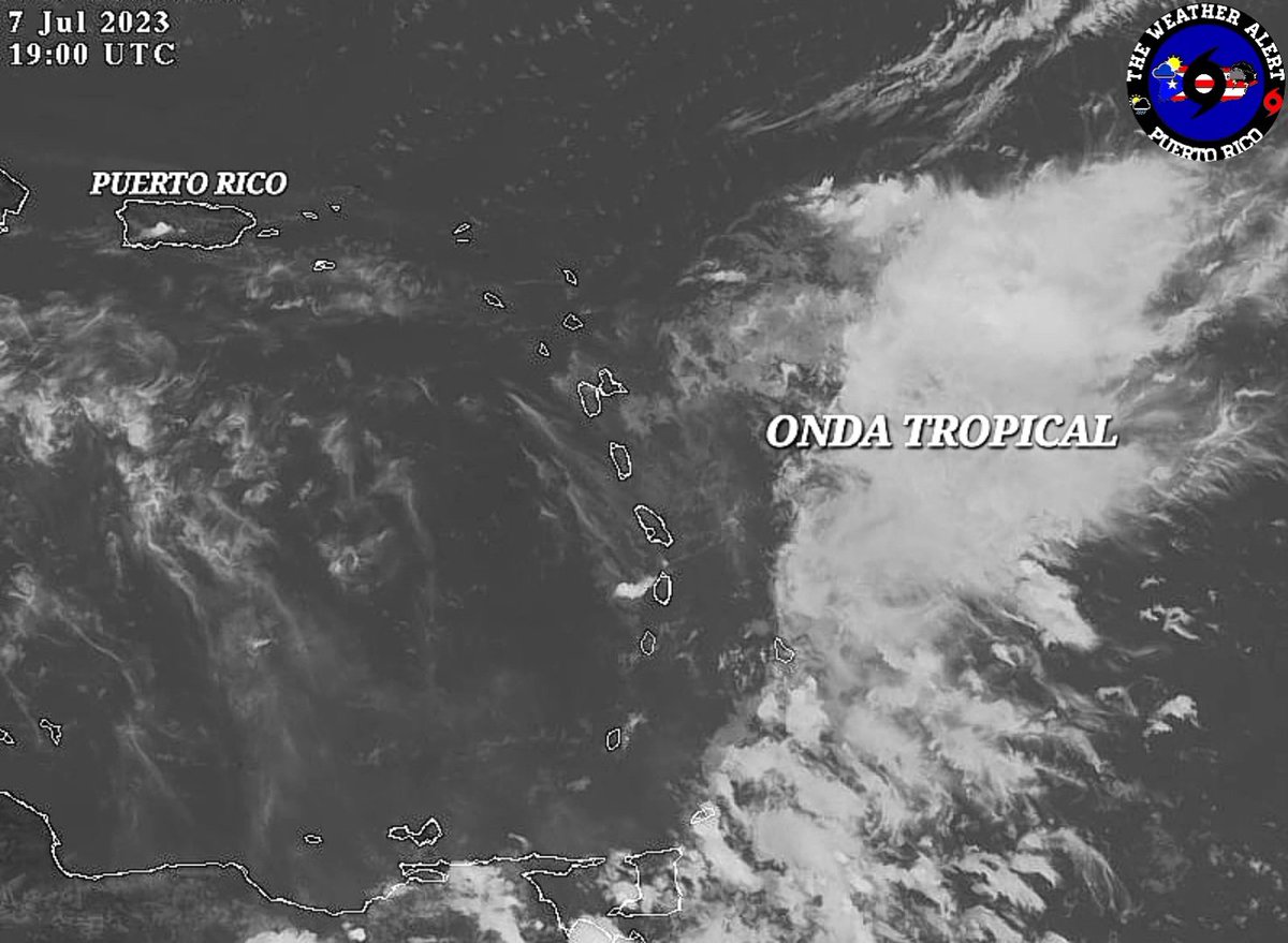 TWAPuertoRico's tweet photo. Así se ve actualmente la onda tropical que estará con nosotros durante todo el fin de semana trayendo lluvias y tronadas acompañadas con ráfagas de viento de 35 a 40 mph.

Tendremos riesgo elevado de lluvia excesiva y de rayos frecuentes para todo Puerto Rico y las Islas Vírgenes Americanas para el sábado y el sábado en la noche. ⛈️⚡️⚡️

Se espera que las lluvias y tronadas más fuertes sean para el este de Puerto Rico con acumulaciones de entre 2 a 4 pulgadas de lluvia, cantidades mayores son posibles en el este y sureste de PR. ⛈️⛈️⛈️

Existe amenaza de inundaciones urbanas y de riachuelos, inundaciones repentinas son posibles en áreas propensas.⚠️

Les seguiré informando sobre la evolución de esta onda durante las próximas horas. ¡Atentos! 👀