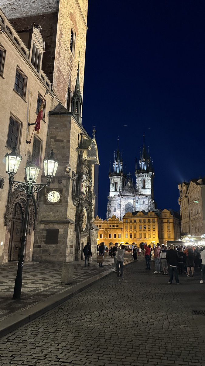 -

                " براغ 🇨🇿 "

      قلب أوروبا الأثري ⏳💓 .

     ( التقاطات مسائية 📸)