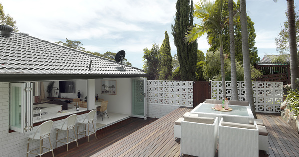 MorenoYune's tweet photo. Outdoor entertaining spaces aren't always equal when it comes to home value. Homes that get them right, though, have patios and backyards that blur inside and outside spaces. Let's take a look at a few awesome examples! https://t.co/URkvPsmwcg https://t.co/v7lmY0YtKu