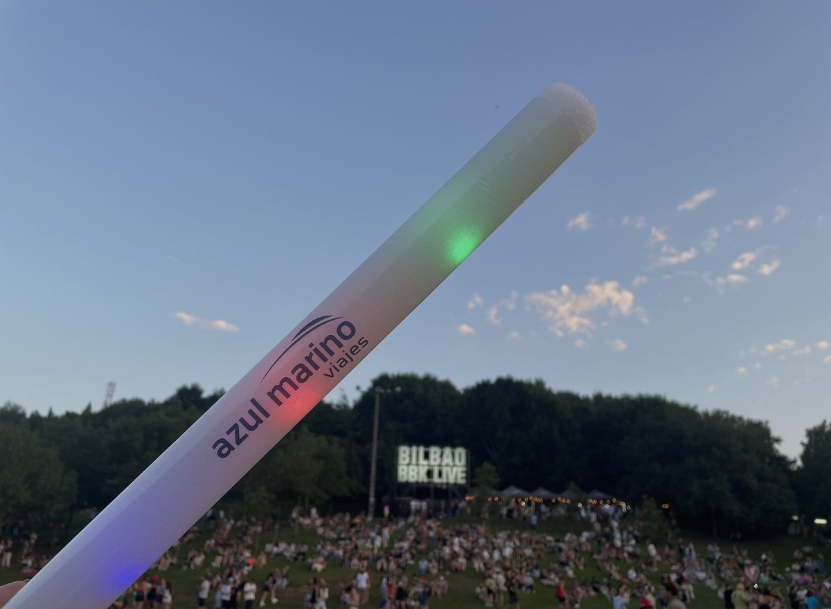 Atardece en el <a href="/bilbaobbklive/">Bilbao BBK Live</a> pero no dejamos de bailar ✨

Nuestros comandos están repartiendo regalos para que sigas disfrutando, ¿ya has conseguido alguno? 

¡Búscanos y brilla con luz propia! 😉

#FestivalesAzulMarino #Bilbaobbklive