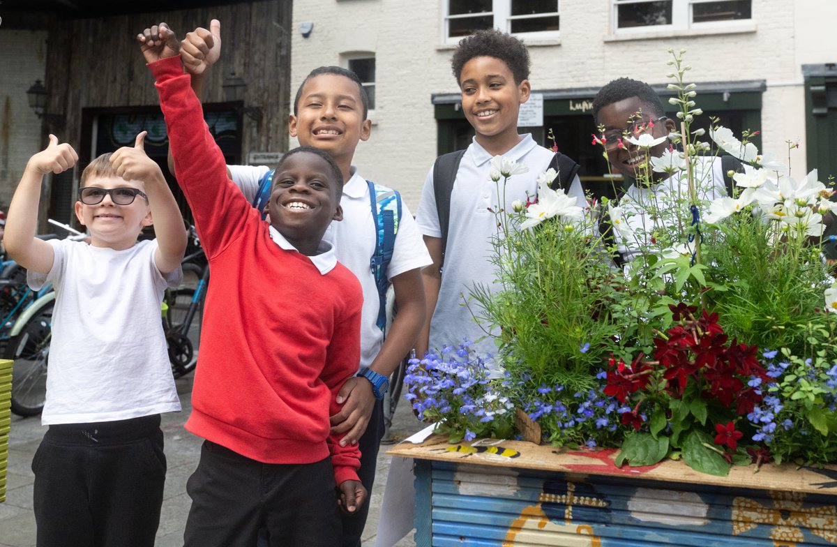 Yesterday we held the inaugural Bankside Floral Show

A project encouraging children to explore &amp; learn about horticulture &amp; gardening

Thanks to our judges <a href="/DrSueMoss/">Dr Suzanne Moss🌱🏳️‍🌈 📚</a> <a href="/GeorgeJWHudson/">George Hudson</a> Navdeep Deol <a href="/LondonNPC/">London National Park City*</a> Martin Hojka <a href="/theroyalparks/">The Royal Parks</a> &amp; <a href="/FreyaWilletts/">Freya Willetts</a> 

More to come next year!