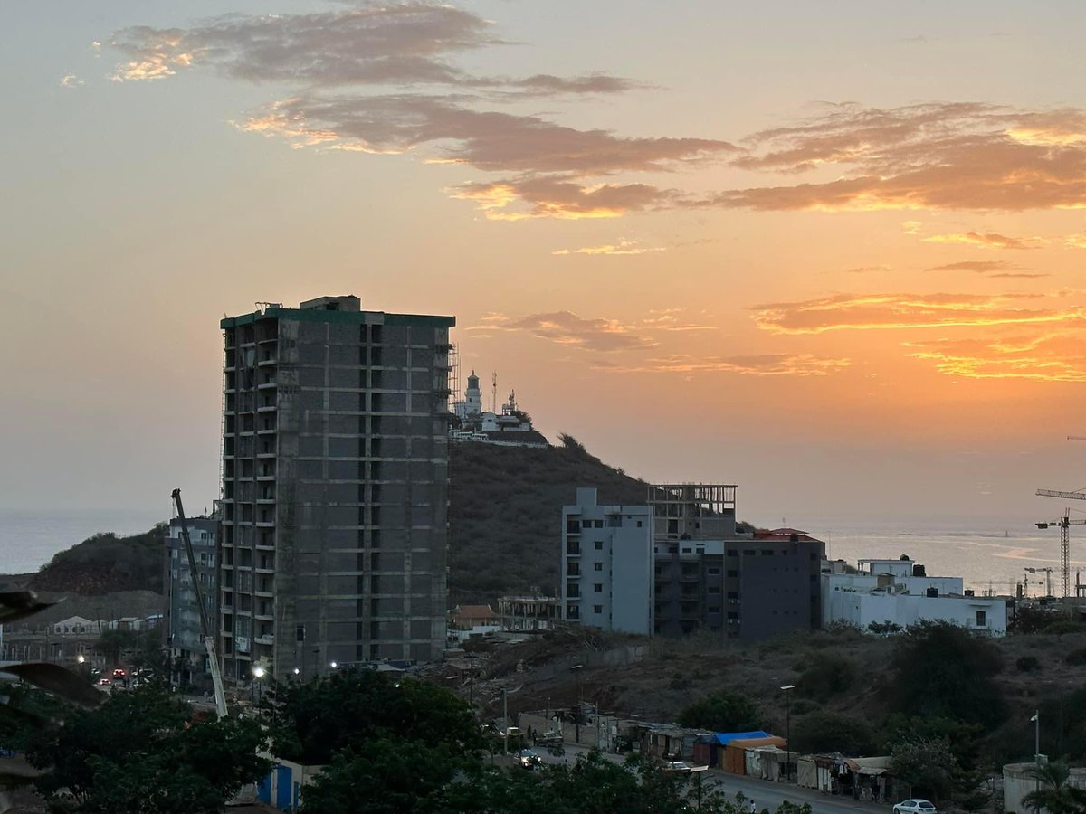 Cet immeuble est une catastrophe environnementale que l’état du Sénégal devrait jamais autorisé.
Il faut savoir protéger son cadre de vie.