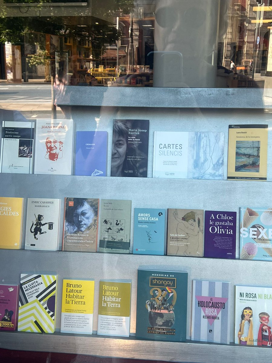 MjEscriva's tweet photo. A la @CCLBlanquerna de Madrid, 'La casa sota la lluna' acotxada per Joana Raspall, @chantalpoch, @e_casasses, Arthur Rimbaud... o la Safo d'@Ecreus  No em direu que no fa patxoca, l'aparador!
Gràcies a Mariai Talens, per la fotografia. https://t.co/9pmYjayE7O
