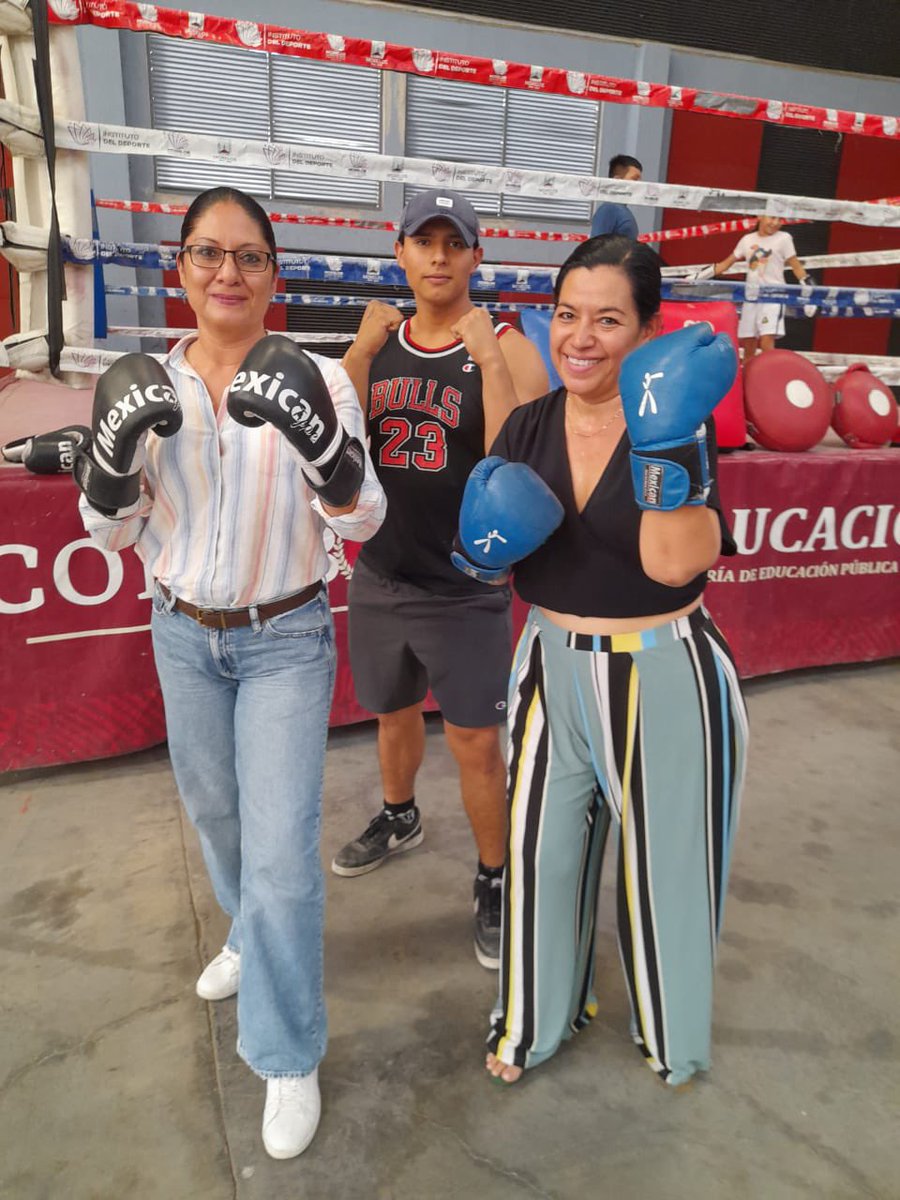 juanangel_fb's tweet photo. Hoy iniciaron las clases de boxeo en Tehuixtla, aquí mi sindica @AmadaMtzM y mi regidora Paty Luna ya listas para entrenar ❤️ #JojutlaCiudadQueAvanza #boxeo #conabox @lopezobrador_ @CONADE https://t.co/UOUp9NvuNw
