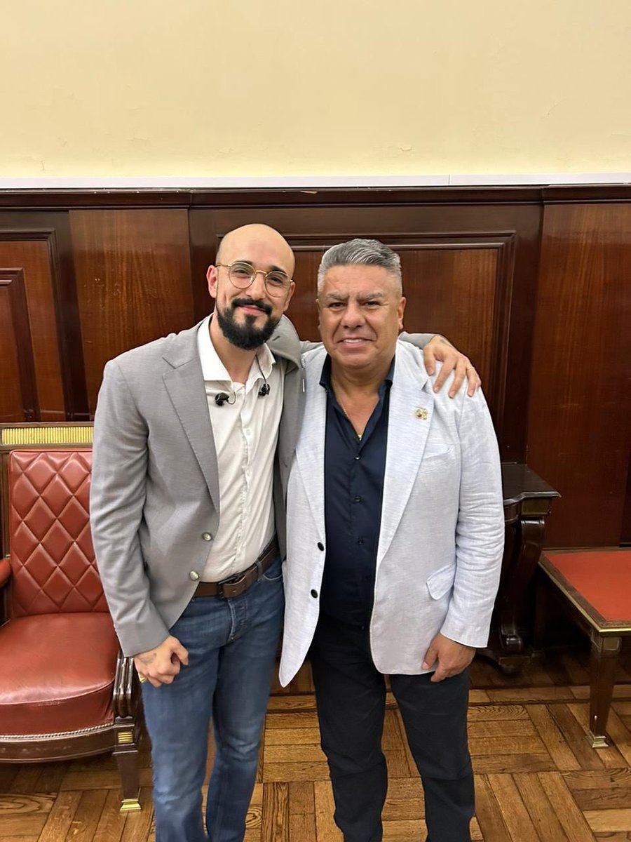 tapiachiqui's tweet photo. Muy contento y emocionado por participar de la firma de convenio por la donación de las regalías de “Himnos Escolares” de @AbelPintos a los hospitales de la @UBARectorado con la presencia de cientos de chicos y chicas de distintos colegios públicos.

¡Qué lindo ser argentino! 🇦🇷 https://t.co/WzuuEL21Mx