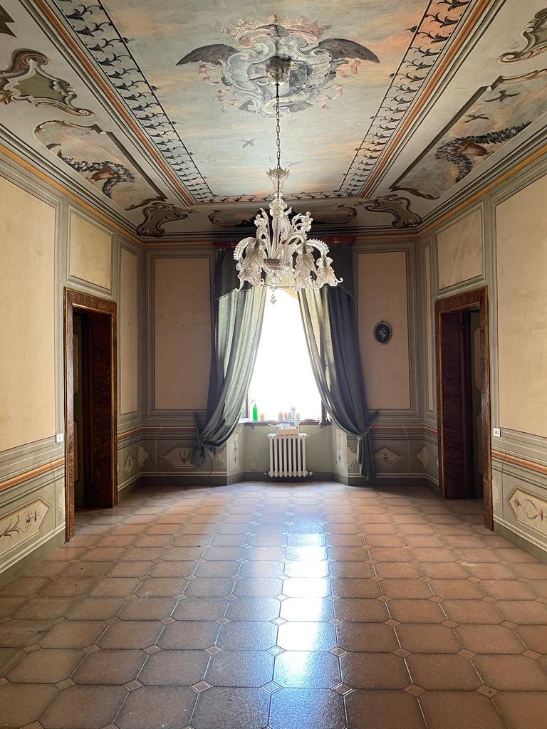CarloSantaroni's tweet photo. casa nuova , mi chiedo come possano aver posato un obbrobrio di pavimento smantellando il vecchio cotto settecentesco? mi sto svenando #chepaura https://t.co/nUnQ1qUueG