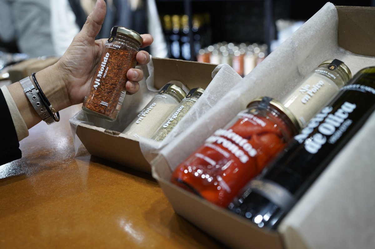 Podés encontrar en cuanto a lo gastronómico con aceites de oliva de excelente calidad, vinos típicos mendocinos, jamones ahumados de carnes exóticas, conservas y preparados cuya estrella es la berenjena, frutos secos, especias y alfajores Entre Dos 🥜🫘🍪

<a href="/EntreDosAlfajor/">Entre Dos</a>