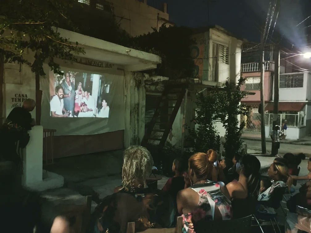 LescayAlberto's tweet photo. Actividad comunitaria en #CalleBlanca del reparto Portuondo. Proyección del #audiovisual "La casa templo de la Nganga Viva". https://t.co/JGmXyCmnKm