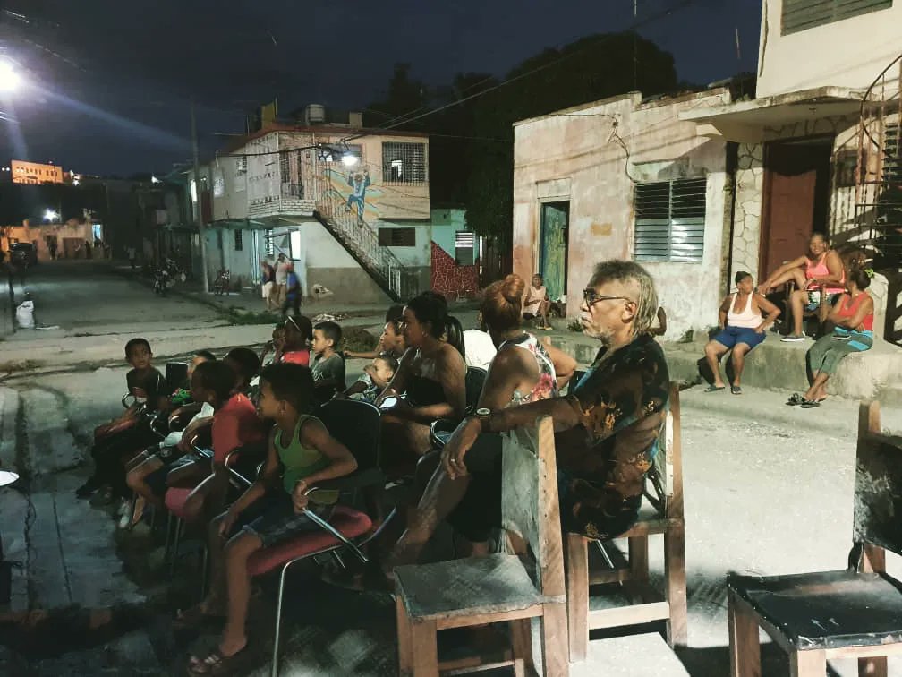 LescayAlberto's tweet photo. Actividad comunitaria en #CalleBlanca del reparto Portuondo. Proyección del #audiovisual "La casa templo de la Nganga Viva". https://t.co/JGmXyCmnKm
