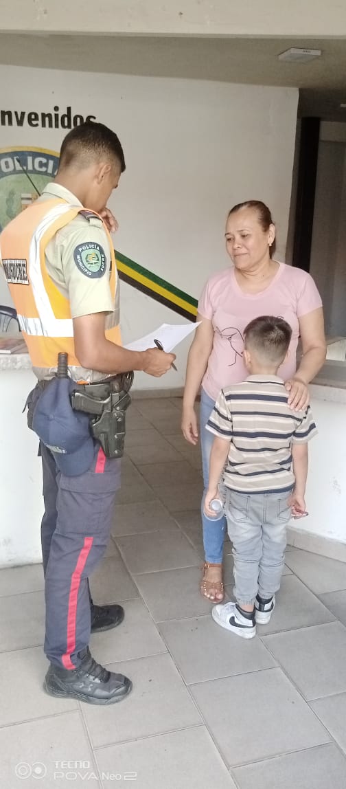 PolisucreOficia's tweet photo. Funcionarios adscritos a la Estación Policial Petare fueron abordados por un niño (06a) quien manifestó encontrarse perdido, siendo trasladado a nuestra sede en resguardo, se practicó las diligencias necesarias para la ubicación de sus familiares logrando localizar a su abuela https://t.co/sDGi3q3gFU