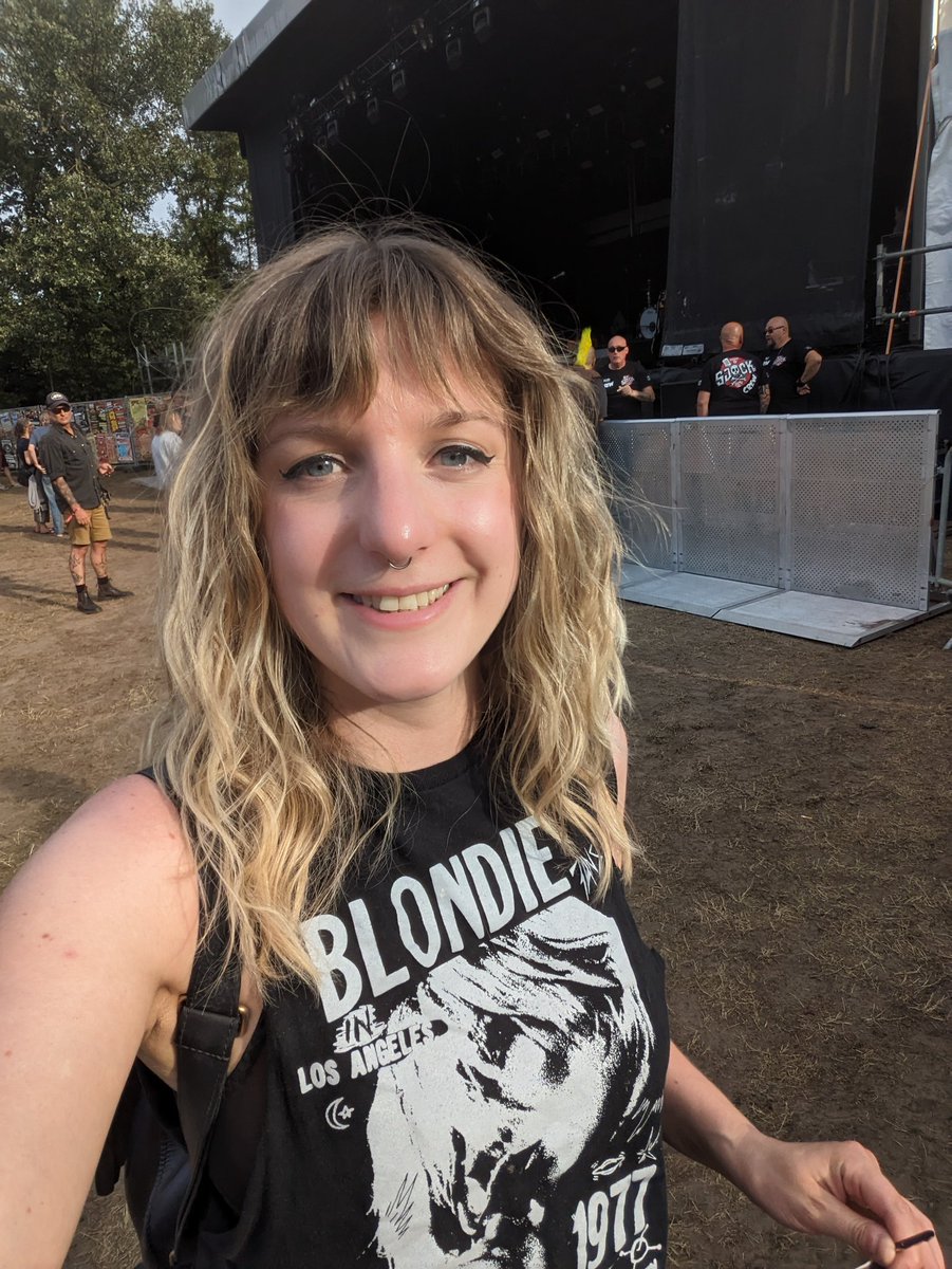 paultergeist_be's tweet photo. Currently on my yearly pilgrimage at @Sjockfest 📷🤘hightlights of the day : Stiff Richards, Sha-La-Lees and Hellacopters 🌩️
#paultergeistphotography #rockstarphotographer #musicphotography #sweatingbuckets https://t.co/PxK3UIzAEh