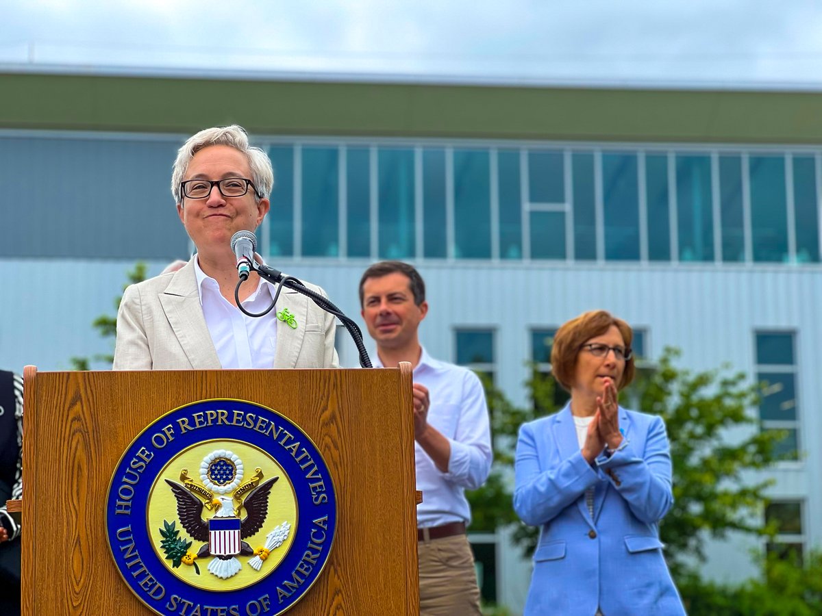 Thank you Rep. Blumenauer for inviting @SecretaryPete to Portland. We discussed the vital role of infrastructure investments & improving transportation options in Oregon. Exciting initiatives are underway to enhance our state and boost economic growth.