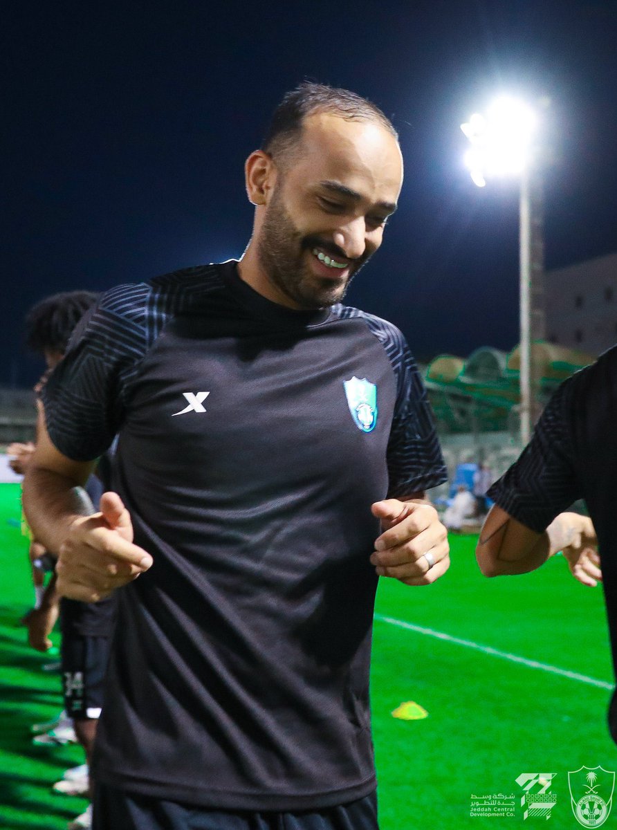 ALAHLI_FCEN's tweet photo. 📷 | A musician in the training 🎻 

#AHLIFC ⚽️ https://t.co/E17CaBA3O2