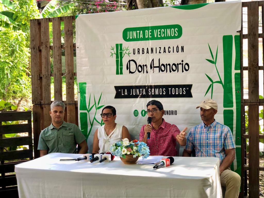 donhonorio1's tweet photo. Agradecemos a todos los que apartaron su valioso tiempo y nos acompañaron hoy. Gracias a todos los medios por darse cita y cubrirnos. @troiorlandoespejo @sin24horas @telesistema11rd @periodicohoyrd @apunton @apuntonoticias @amilcarDR @alcaldiadn @domingomatias @SuperNoticias33 https://t.co/lwrCDIvLSz