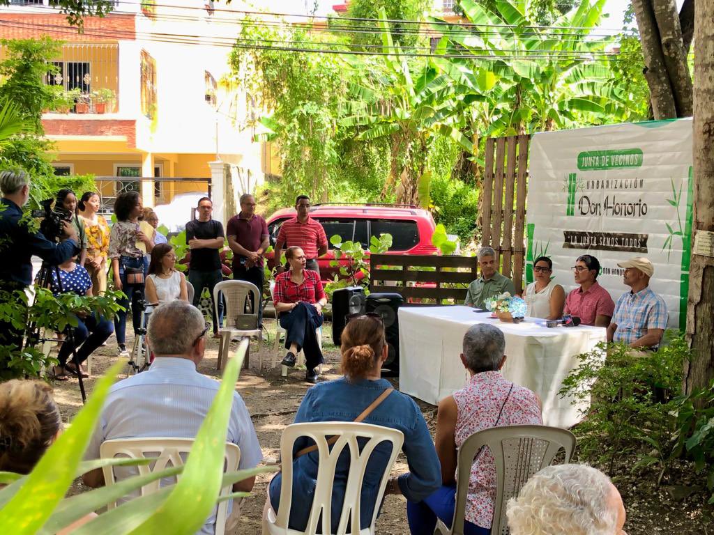 donhonorio1's tweet photo. Agradecemos a todos los que apartaron su valioso tiempo y nos acompañaron hoy. Gracias a todos los medios por darse cita y cubrirnos. @troiorlandoespejo @sin24horas @telesistema11rd @periodicohoyrd @apunton @apuntonoticias @amilcarDR @alcaldiadn @domingomatias @SuperNoticias33 https://t.co/lwrCDIvLSz